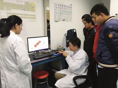 围绕模具钢研发中的一些重要问题，上海大学教授吴晓春(左二)在实验室和学生们一起做样本分析，共同讨论。(党卫东供图)